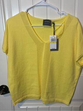 Lemon Short Sleeve V-Neck Knit Top